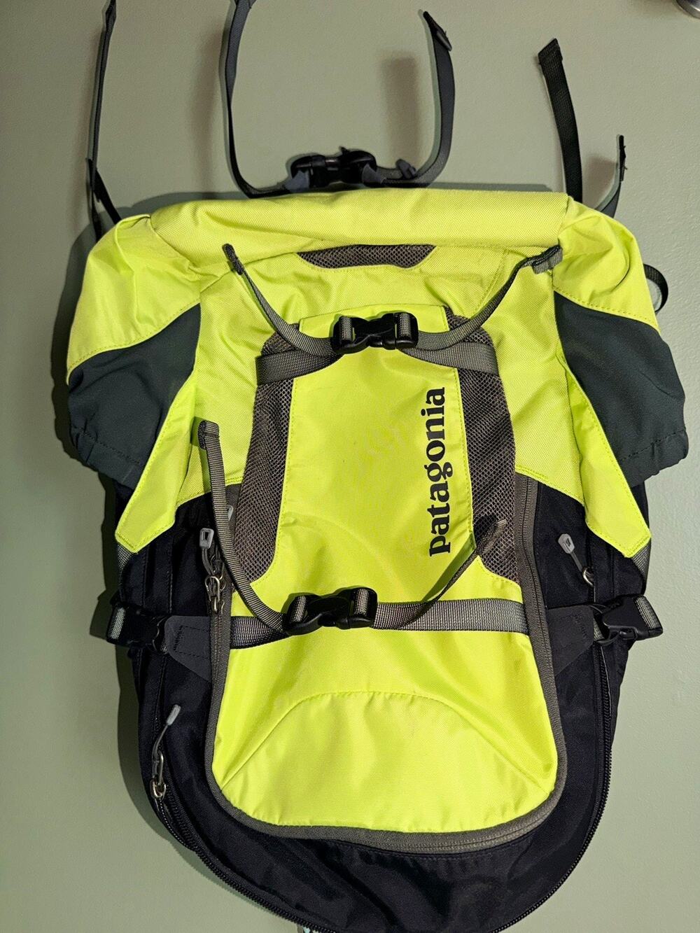 Patagonia Atacama 28L Hiking Daypack Zip Backpack Book Bag Green Gray